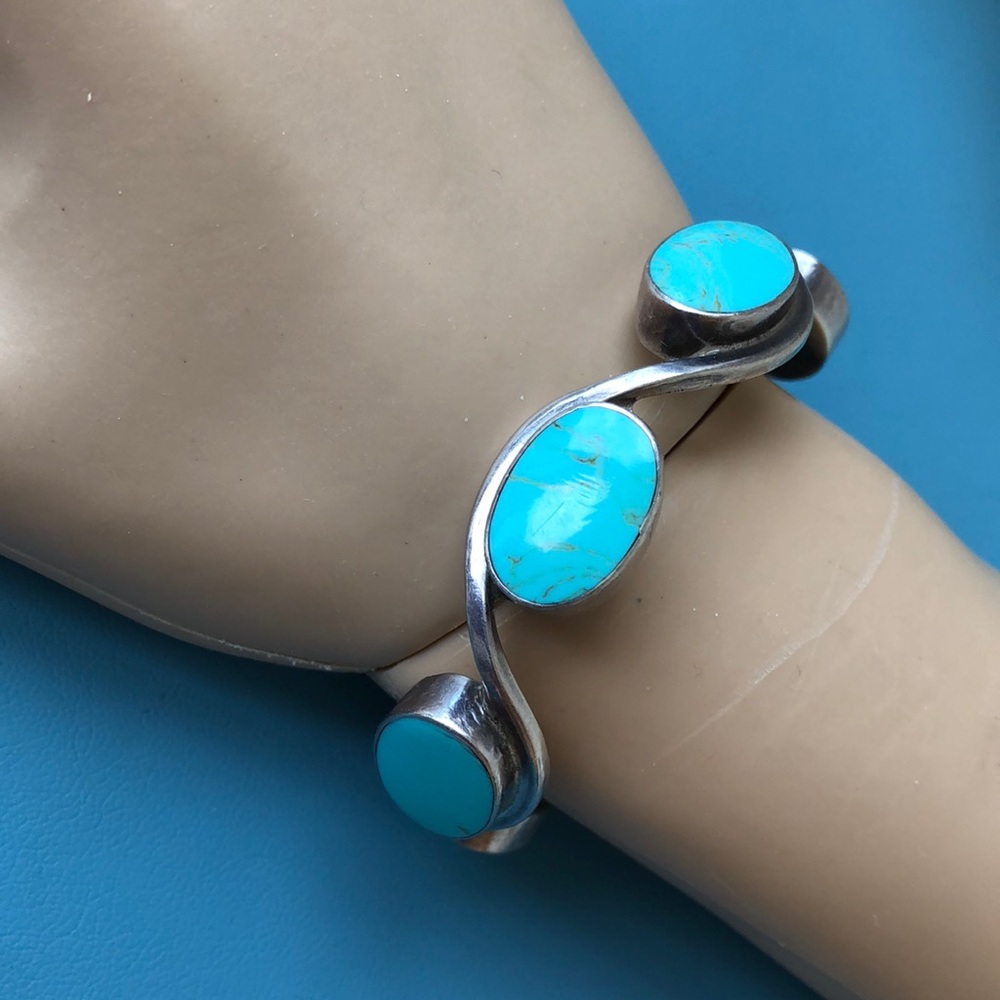 Sterling silver dyed Howlite Turquoise  bracelet